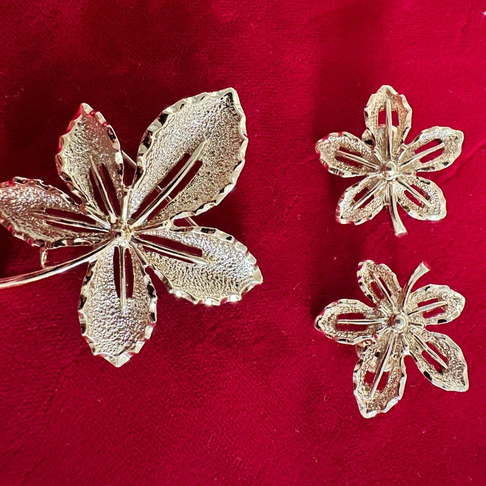 Vintage Sarah Coventry Gold Tone Leaf Brooch & Clip On Earrings SET